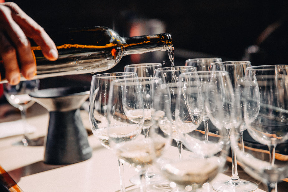 Dégustation de vin en groupe lors d'une soirée